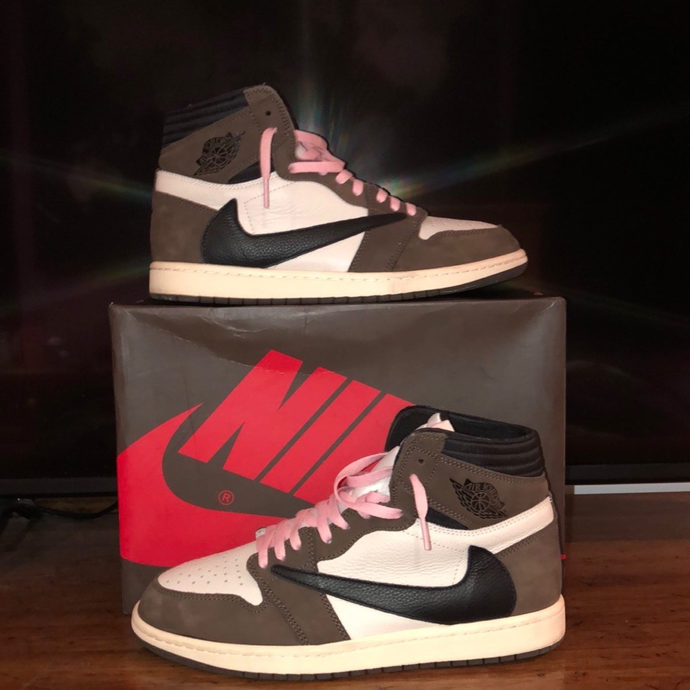 Jordan 1 Travis Scott